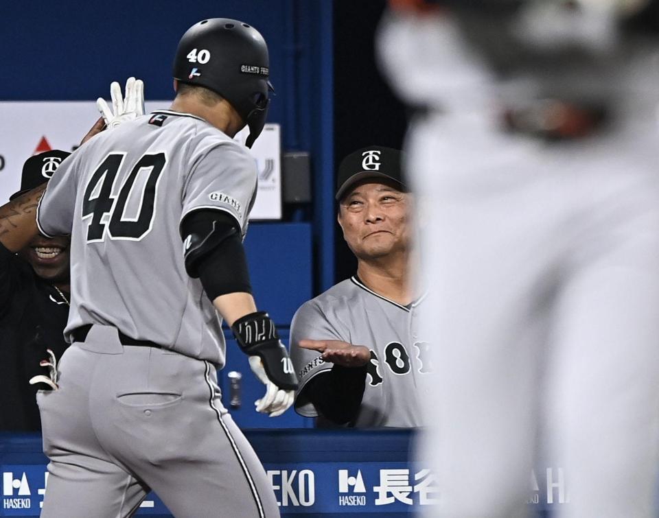 ５回、右越え２ランを放った中山（左）とタッチを交わす橋上監督代行（撮影・開出牧）