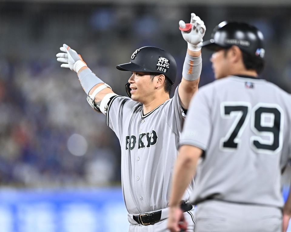 ７回、中前適時打を放ちバンザイする大城（撮影・開出牧）