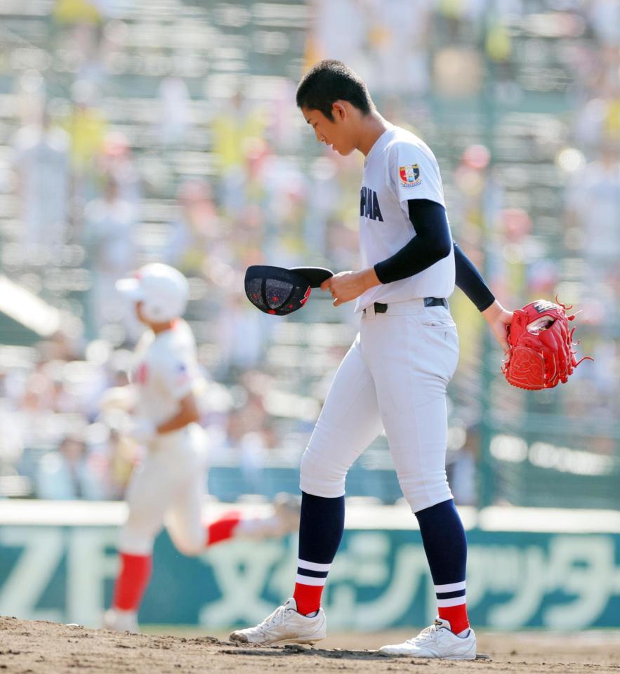 ３回、智弁和歌山・楠本（左）に勝ち越し３ランを浴びた横浜・織田