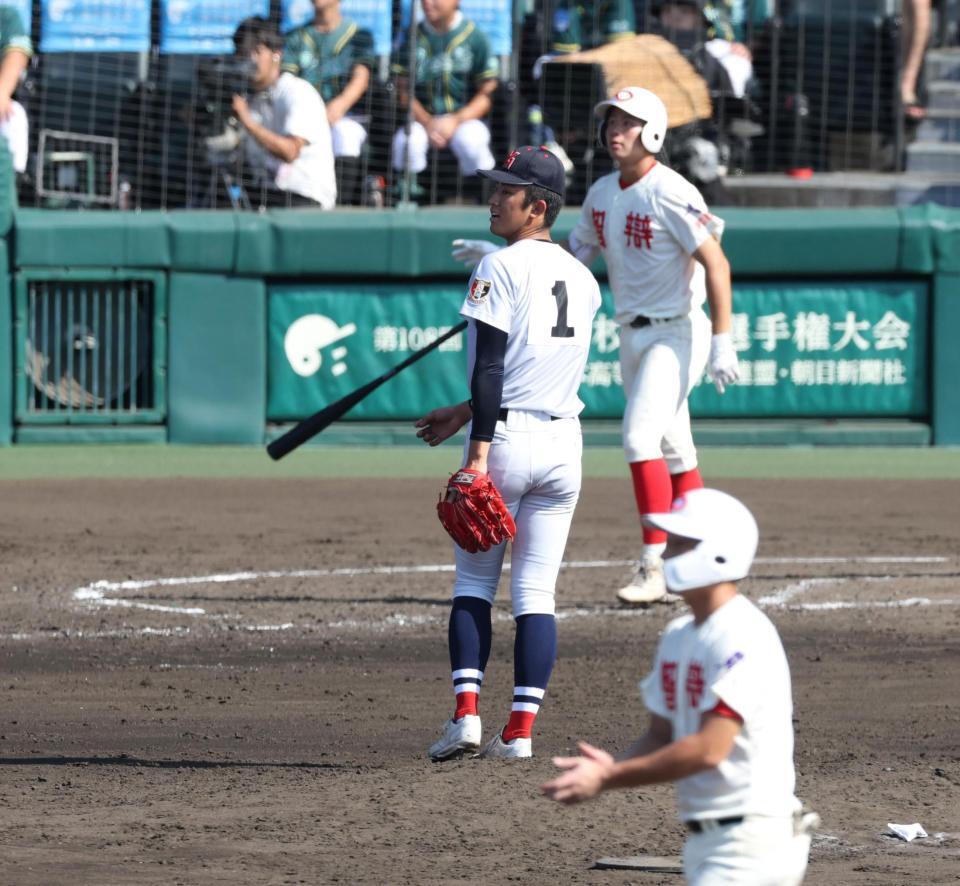 ３回、智弁和歌山・楠本龍生（奥）にライトへ勝ち越し３ランを浴びる横浜・織田翔希（撮影・中田匡峻）