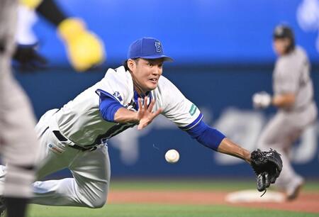 　２回、浦田の打球を体で受け、一塁へ懸命にトスする藤浪