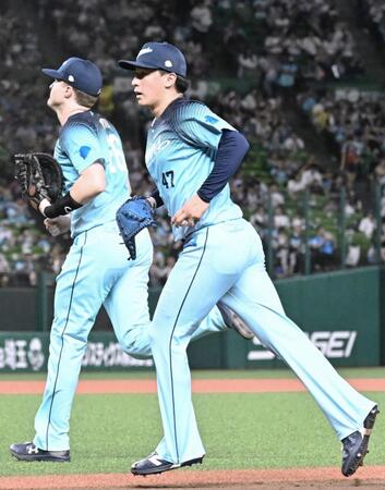 　５回２失点で敗戦投手となった杉山（右）＝ベルーナドーム