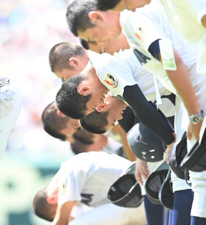 　智弁和歌山に敗れ涙する横浜・織田（中央）＝撮影・高部洋祐