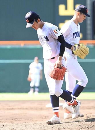 　３回、マウンドを降りる横浜・織田