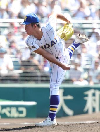 　先発で力投する健大高崎・佐藤（撮影・坂部計介）
