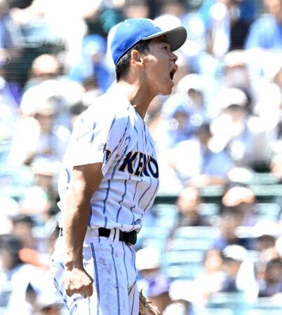 　７回、天理・関村を三振に仕留め、雄たけびを上げる健大高崎・佐藤（撮影・高部洋祐）