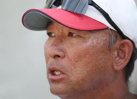 取材を受ける智弁和歌山・中谷仁監督（撮影・中田匡峻）