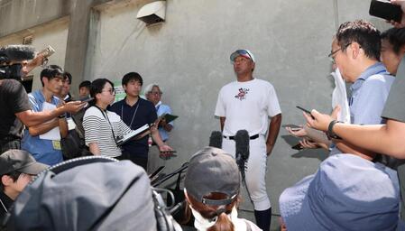 取材を受ける智弁和歌山・中谷仁監督（撮影・中田匡峻）