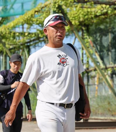 練習会場の球場に向かう智弁和歌山の中谷仁監督