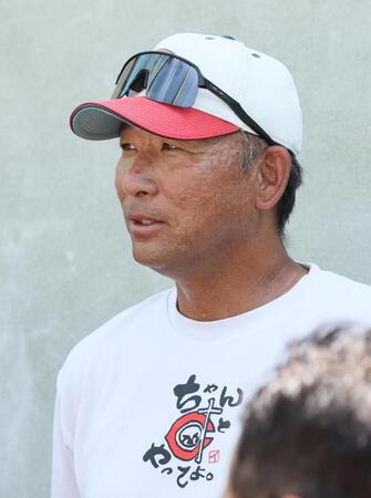 休養日練習を終え、記者の質問に答える智弁和歌山の中谷仁監督
