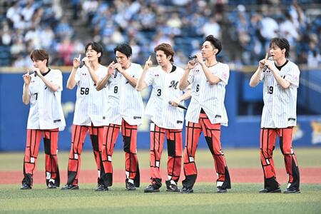 試合前にライブを披露し熱唱するＳＨＯＷ－ＷＡ（撮影・開出牧）