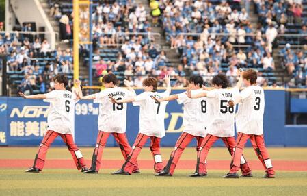 試合前、パフォーマンスを披露するＳＨＯＷ－ＷＡ（撮影・開出牧）