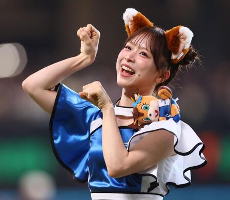 ファイターズガールの衣装を着用してきつねダンスを踊るＡＫＢ４８・倉野尾成美（２０日）