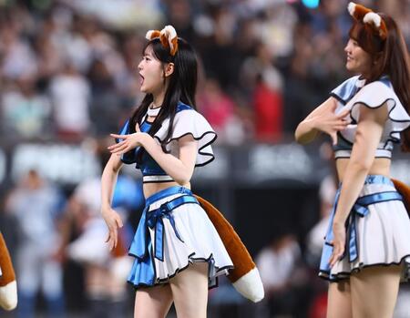 ファイターズガールの衣装を着用してきつねダンスを踊るＡＫＢ４８のメンバー（２０日）