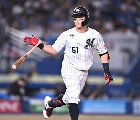４回、左越えソロを放ち華麗にバットを投げる山口（撮影・開出牧）