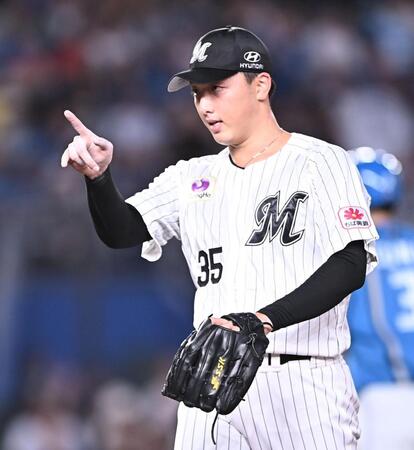 ２回、大塚を三振に仕留めポーズを決める田中（撮影・開出牧）