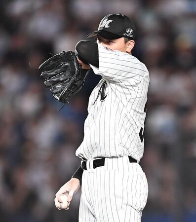 ３回、レイエスに中越え適時二塁打を打たれ汗を拭う田中（撮影・開出牧）