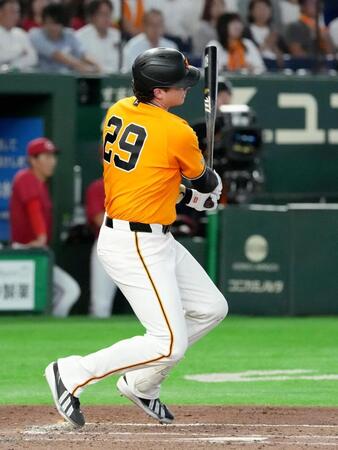 ３回、ダルベックが左前に先制打を放つ