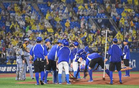 ８回、ＤｅＮＡの攻撃前にマウンドの整備が行われる（撮影・堀内翔）