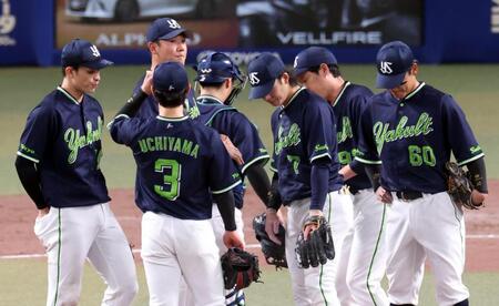 ４回、マウンドに集まるヤクルトナイン