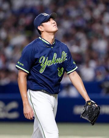 先制を許した１回を終え、ベンチに戻るヤクルト・奥川
