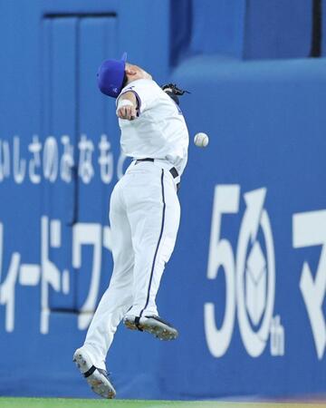 ３回、牧は元山の飛球を落球する（撮影・山口登）