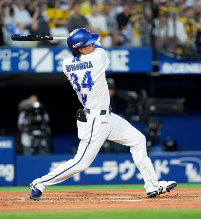 ２回、宮下が右中間に先制ソロを放つ