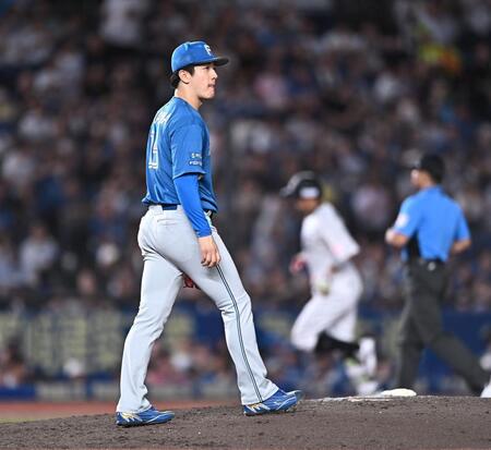 ７回、佐藤（後方）に右越えソロを打たれた北山（撮影・開出牧）