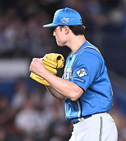 ９回、茶谷に遊ゴロに打ち取りガッツポーズを決める上原（撮影・開出牧）