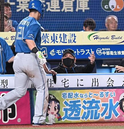 ３回、有薗の左犠飛で生還した清宮幸（左）とタッチを交わす新庄監督（撮影・開出牧）