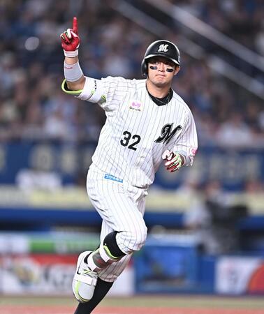 ７回、右越えソロを放ちポーズを決める佐藤（撮影・開出牧）