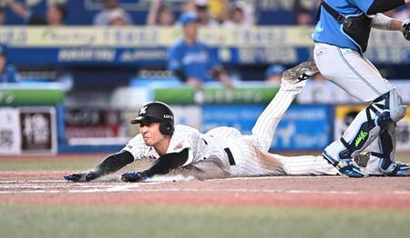 ８回、西川の中前適時打で二塁から同点のホームにヘッドスライディングする茶谷（撮影・開出牧）