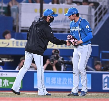 １０回のマウンドに送る清宮虎（右）と握手を交わす新庄監督（撮影・開出牧）