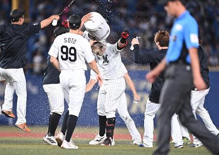 １０回、サヨナラの中越え適時二塁打を放ちナインから手洗い祝福を受ける山口（中央）＝撮影・開出牧