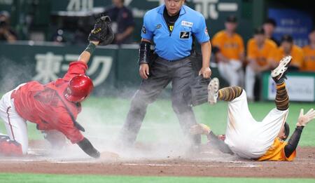 ８回、打者・ダルベックの投ゴロで三走・浦田が本塁を狙うもタッチアウト（捕手は持丸）＝撮影・佐々木彰尚