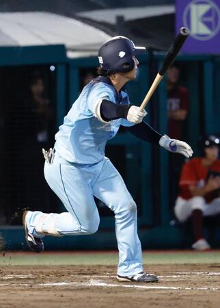 ７回、佐藤太が左翼線に適時二塁打を放つ