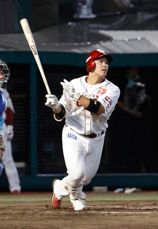 ６回、堀内が右前に適時打を放つ