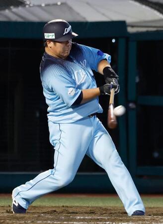 11回、代打中村剛が左越えに満塁本塁打を放つ