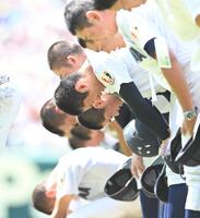 　智弁和歌山に敗れ涙する横浜・織田（中央）＝撮影・高部洋祐
