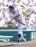 　先発で力投する健大高崎・佐藤（撮影・坂部計介）