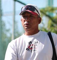 イチロー氏からのメッセージが入ったＴシャツを着用する智弁和歌山・中谷仁監督（撮影・中田匡峻）