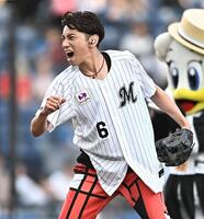始球式を務めポーズを決めるＳＨＯＷ－ＷＡの山本佳志（撮影・開出牧）