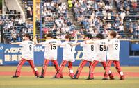 試合前、パフォーマンスを披露するＳＨＯＷ－ＷＡ（撮影・開出牧）