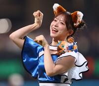 ファイターズガールの衣装を着用してきつねダンスを踊るＡＫＢ４８・倉野尾成美（２０日）