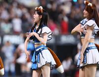 ファイターズガールの衣装を着用してきつねダンスを踊るＡＫＢ４８のメンバー（２０日）