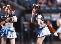 ファイターズガールの衣装を着用してきつねダンスを踊るＡＫＢ４８のメンバー（２０日）