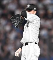 ３回、レイエスに中越え適時二塁打を打たれ汗を拭う田中（撮影・開出牧）