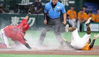 ８回、打者・ダルベックの投ゴロで三走・浦田が本塁を狙うもタッチアウト（捕手は持丸）＝撮影・佐々木彰尚
