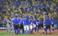 ８回、ＤｅＮＡの攻撃前にマウンドの整備が行われる（撮影・堀内翔）