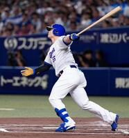 １回、細川が左中間に先制３ランを放つ